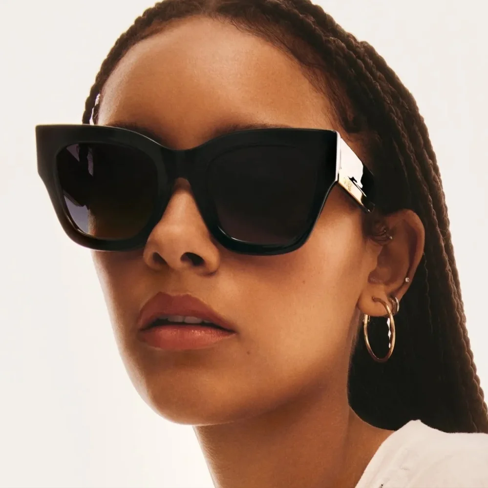 NWT QUAY OF AUSTRALIA BY THE WAY OVERSIZED SUN GLASSES WITH CASE